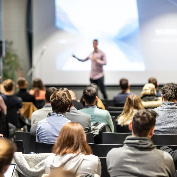 Wirtschaftssprecher hält einen Vortrag auf einer Konferenz. — Stockfoto