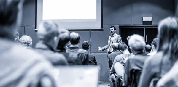 Business speaker geeft een lezing op business conference event. — Stockfoto