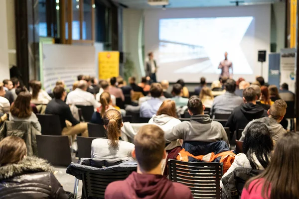 Business speaker geeft een lezing op business conference event. — Stockfoto