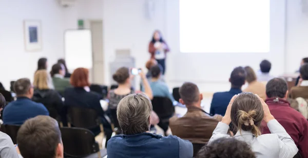 Mujer dando presentación sobre taller de conferencia de negocios. — Foto de Stock