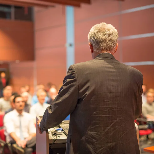 Előadó az üzleti konferencián és prezentáción. — Stock Fotó