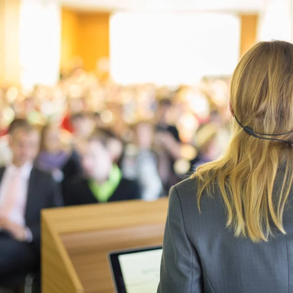 Talare vid företagskonferens och presentation. — Stockfoto