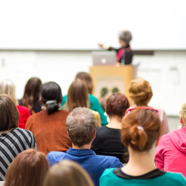 Vrouw geeft presentatie over zakelijke conferentie. — Stockfoto