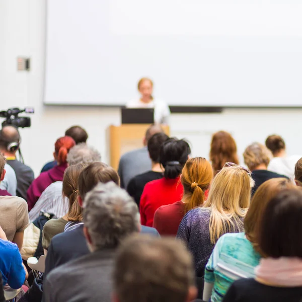 Mujer dando presentación sobre conferencia de negocios. — Foto de Stock