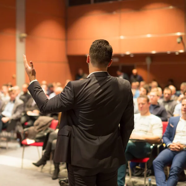 Openbare spreker geeft lezing op Business Event. — Stockfoto