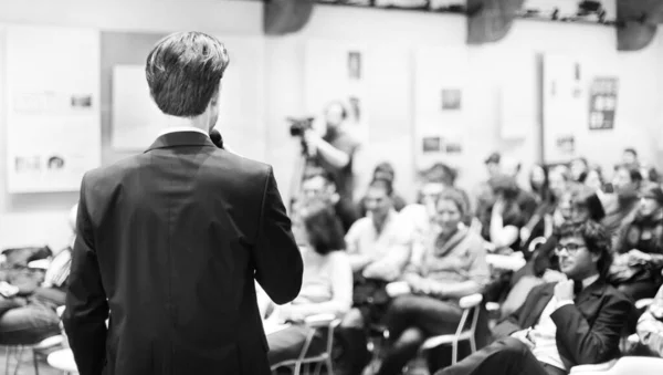 ビジネスカンファレンスで講演する講演者｜Podium. — ストック写真