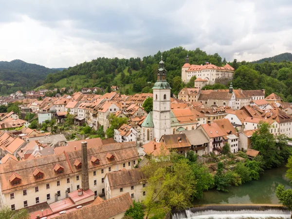 Panoramiczny widok z lotu ptaka na średniowieczne stare miasto Skofja Loka, Słowenia — Zdjęcie stockowe
