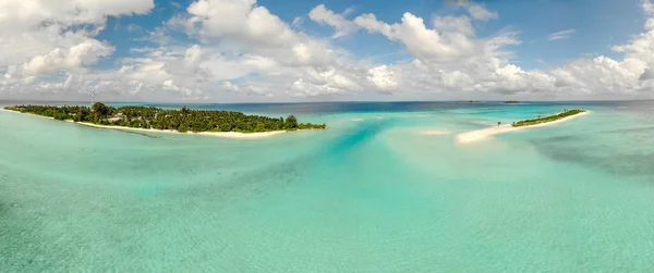 Picture perfect beach and turquoise lagoon on small tropical island on Maldives — Stock Photo, Image