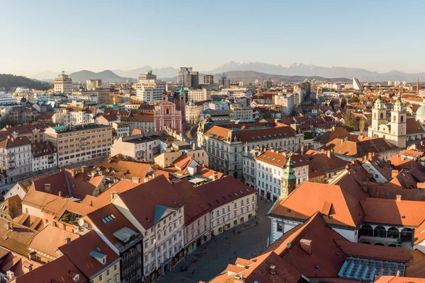 Vista panorámica de Liubliana, capital de Eslovenia, al atardecer. Calles vacías de la capital eslovena durante la pandemia del virus corona medidas de distanciamiento social en 2020 — Foto de Stock