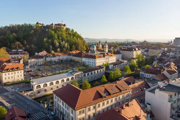 Panoramiczny widok z lotu ptaka na średniowieczne centrum Lublany, stolica Słowenii w ciepłym popołudniowym słońcu. Puste ulice podczas pandemii wirusa korony społecznej — Zdjęcie stockowe