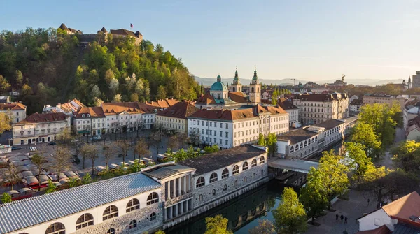 Letecký bezpilotní panoramatický výhled na středověké centrum města Lublaň, hlavní město Slovinska v teplém odpoledním slunci. Prázdné ulice během pandemie viru korony sociální distancování — Stock fotografie