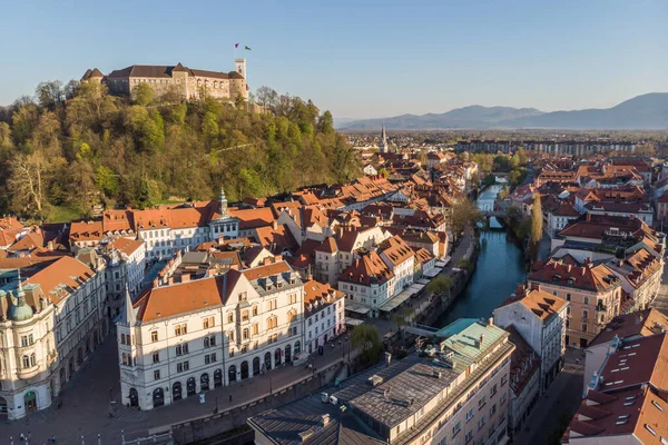 Drohnenpanorama von Ljubljana, der Hauptstadt Sloweniens in der warmen Nachmittagssonne — Stockfoto