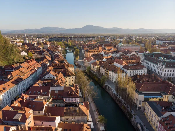 Aereo drone vista panoramica di Lubiana, capitale della Slovenia nel caldo sole pomeridiano — Foto Stock