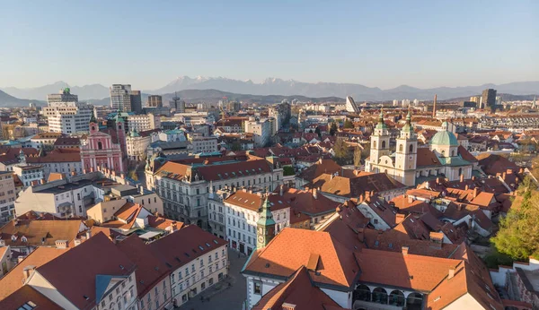 Panoramatický výhled na Lublaň, hlavní město Slovinska, při západu slunce. Prázdné ulice slovinského hlavního města během opatření na sociální distancování viru korony v roce 2020 — Stock fotografie