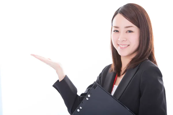 Lächelnde Geschäftsfrau zeigt auf Copyspace — Stockfoto
