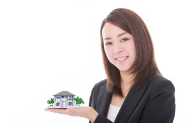 Emlakçı kadın ev modeli ile