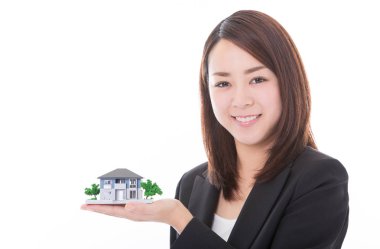 Emlakçı kadın ev modeli ile