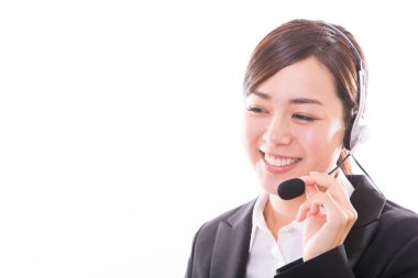 Genç kadın müşteri hizmeti operatör kulaklık ve gülümseyen