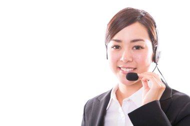 Genç kadın müşteri hizmeti operatör kulaklık ve gülümseyen