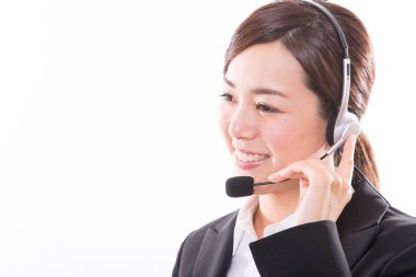 Genç kadın müşteri hizmeti operatör kulaklık ve gülümseyen