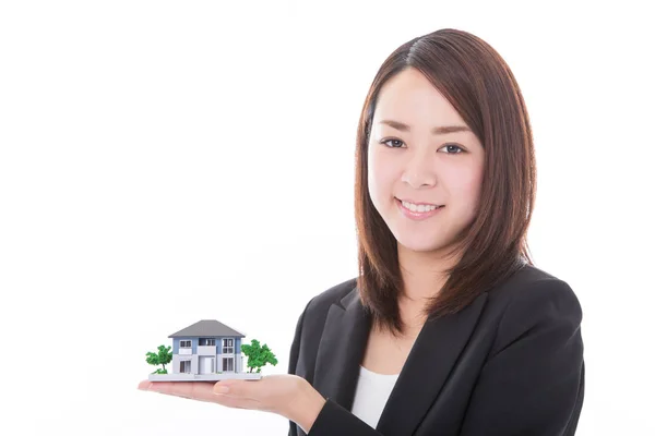 Агент по недвижимости женщина с моделью дома — стоковое фото