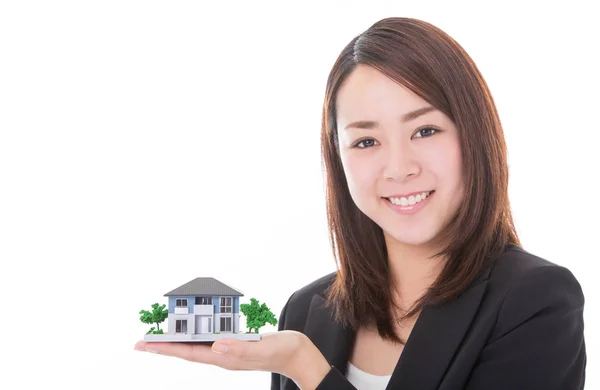 Realitní agent žena s modelem domu — Stock fotografie
