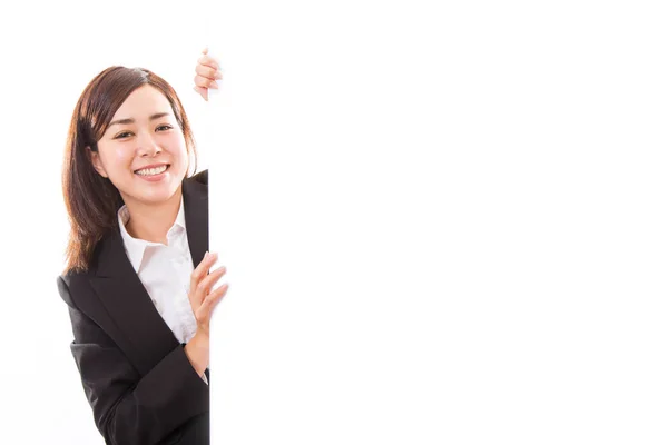 Lächelnde junge Geschäftsfrau mit leerem Brett — Stockfoto