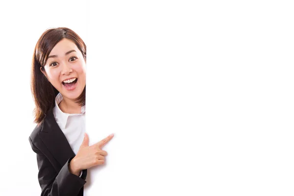 Lächelnde junge Geschäftsfrau zeigt auf leeres Brett, während — Stockfoto