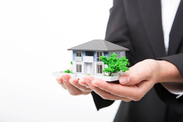 Agente immobiliare con modello di casa — Foto Stock