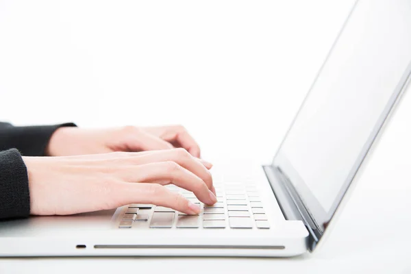 Wanita closeup mengetik di komputer laptop — Stok Foto