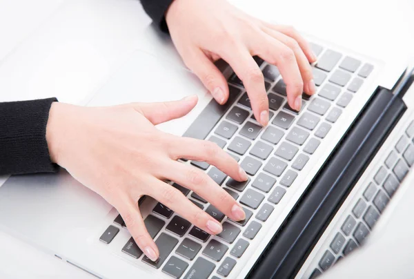 Fechar mulher digitando no computador portátil — Fotografia de Stock