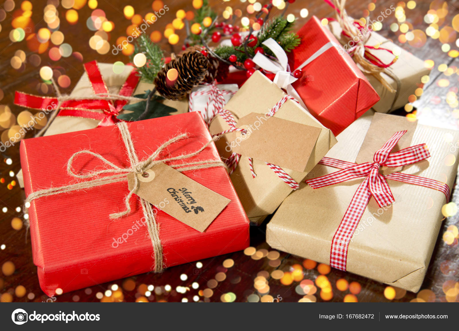 speler Iets tevredenheid Kerst decoratie en cadeau dozen op houten achtergrond ⬇ Stockfoto,  rechtenvrije foto door © katy89 #167682472