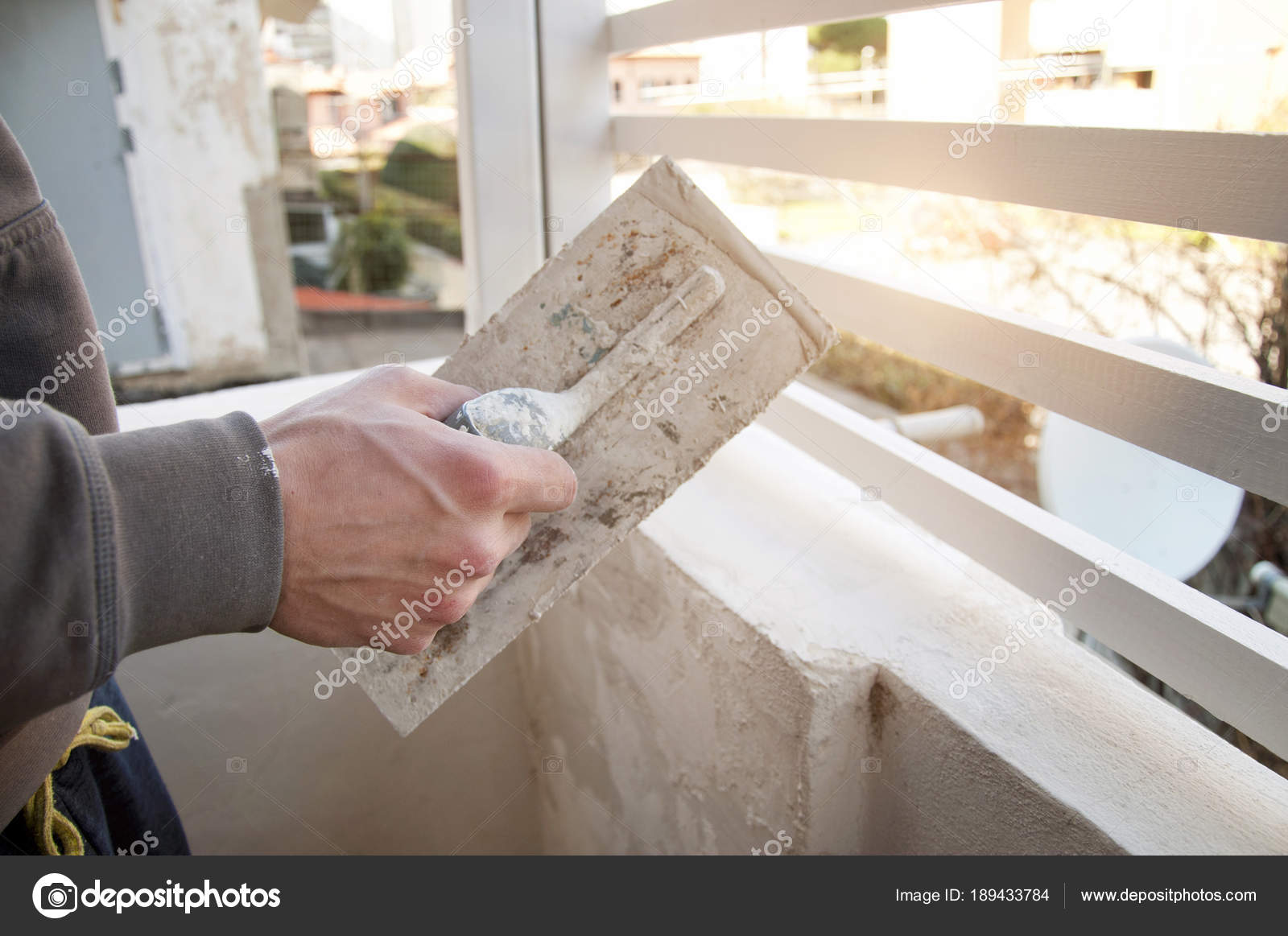 Man Verputzen Wand Auf Terrasse — Stockfoto © katy89 #189433784 Man Verputzen Wand Auf Terrasse — Stockfoto © katy89 #189433784
