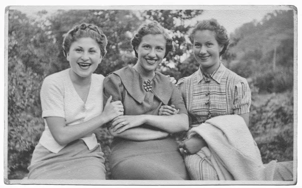 Women friends in 1934