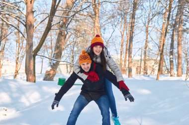 Genç çift karda eğleniyor 