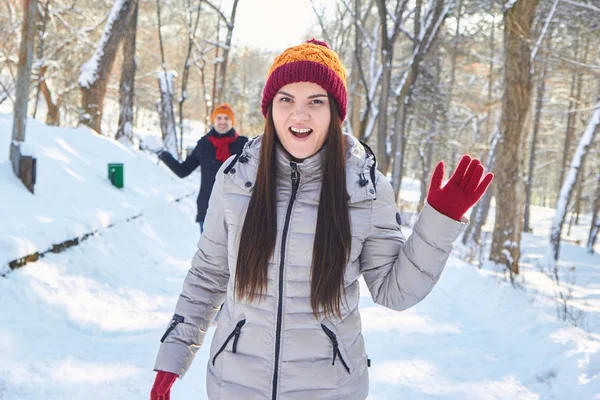 Jugar bolas de nieve en invierno parque — Foto de Stock