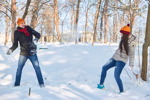 Casal jovem se divertindo na neve — Fotografia de Stock