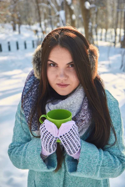 Chica joven con una taza — Foto de Stock