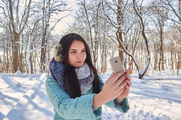 Retrato de una hermosa chica tomando una selfie con teléfono móvil — Foto de Stock