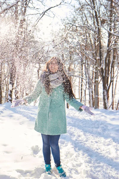 Mujer Manos usando guantes sacudiendo nieve al aire libre — Foto de Stock