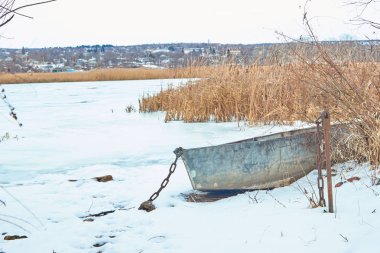 Kar buz Gölü üzerinde eski tekne