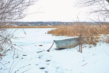 Kar buz Gölü üzerinde eski tekne