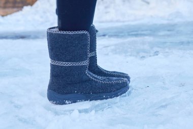 Kış kardaki çizmeleri hissetti