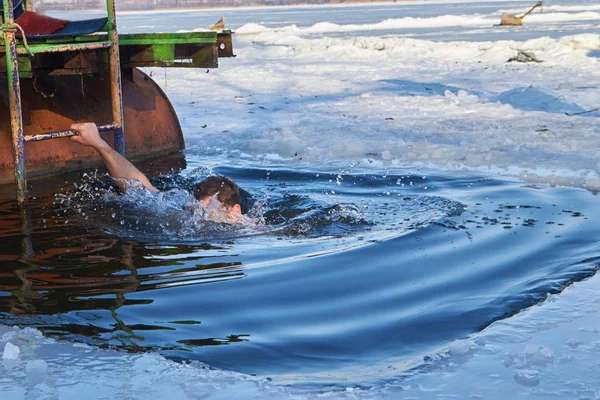 Зимнее купание. Человек в ледяной проруби . — стоковое фото