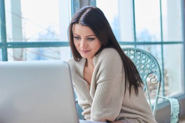 Bilgisayarla çalışan genç bir kadın 