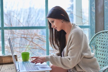 Bilgisayarla çalışan genç bir kadın 