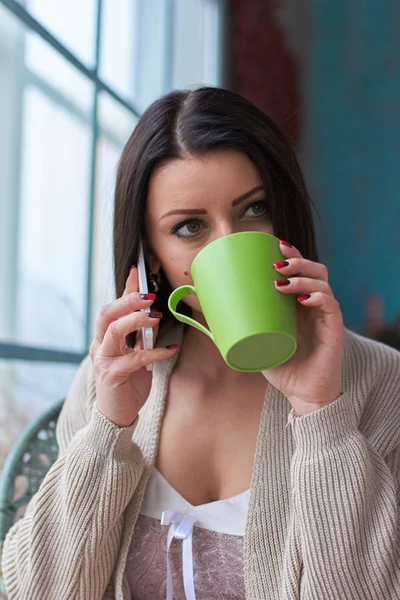 Kávét iszik, és a mobil hívás — Stock Fotó