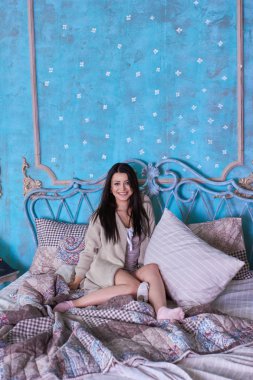 Genç kadın yatakta dans 