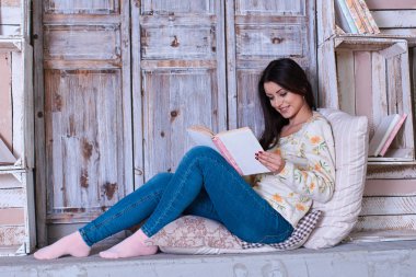 Eğitim ve bir kitap okuma güzel öğrenci