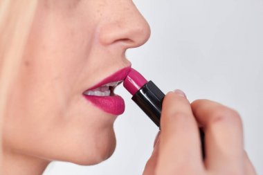 kadının dudaklarına ruj uygulanıyor
